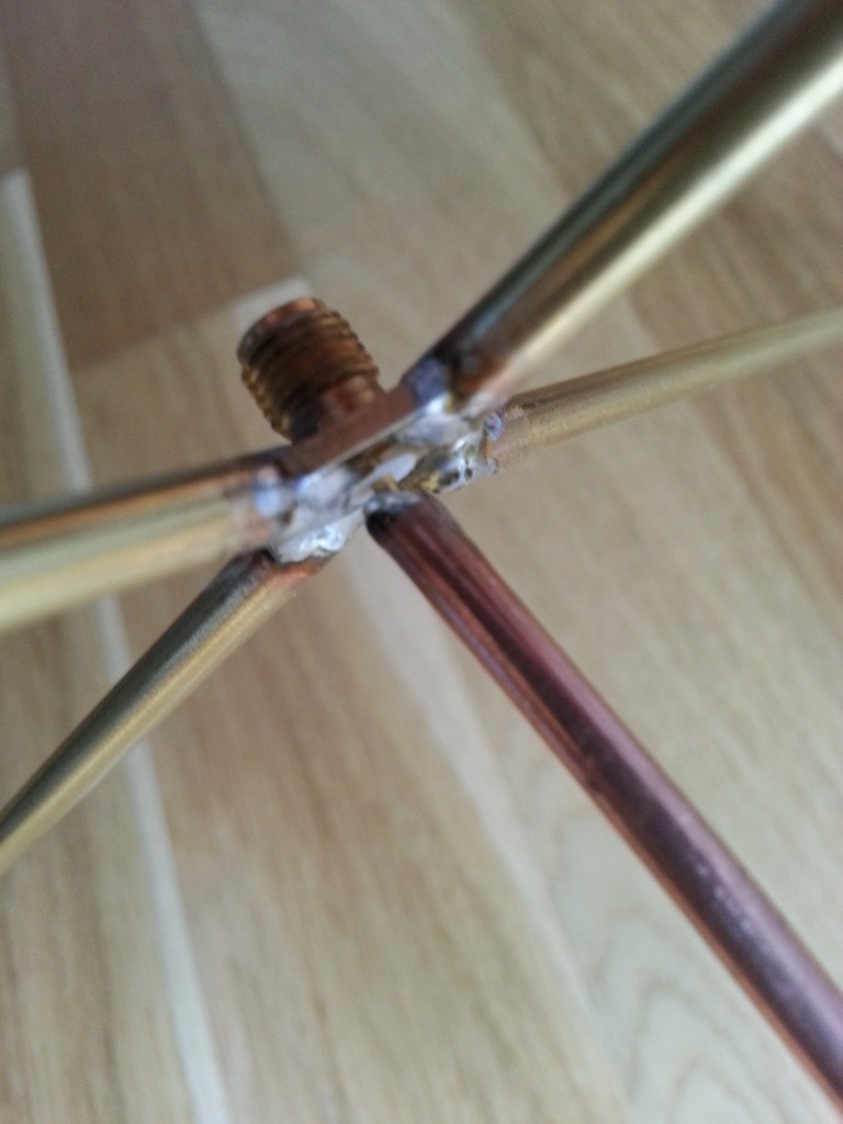 SMA feedpoint. Copper wire drilled 1.5mm and soldered to the SMA center.
